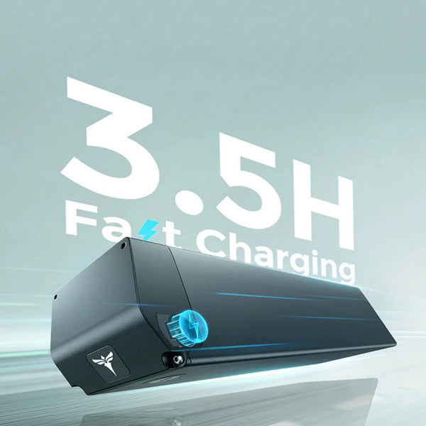 Izdelek je električno kolo, znamke Engwe, model EP-2 3.0 Boost. Na sliki je prikazana baterija za to kolo, ki je zasnovana za hitro polnjenje v 3,5 urah, kar je poudarjeno z velikim besedilom v ozadju. Baterija ima tudi modro oznako, ki nakazuje funkcionalnost polnjenja.