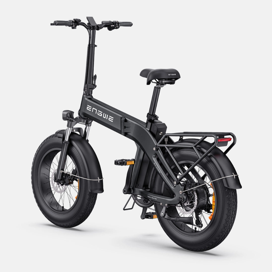 Izdelek na sliki je električno kolo znamke Engwe, model EP-2 3.0 Boost. Na sliki je vidno moderno in kompaktno električno kolo s širokimi pnevmatikami, robustnim okvirjem in prtljažnikom na zadnjem delu, kar nakazuje na njegovo praktičnost in udobje pri vožnji. Kolo ima tudi nastavljiv sedež in krmilo, kar omogoča prilagoditev različnim uporabnikom.