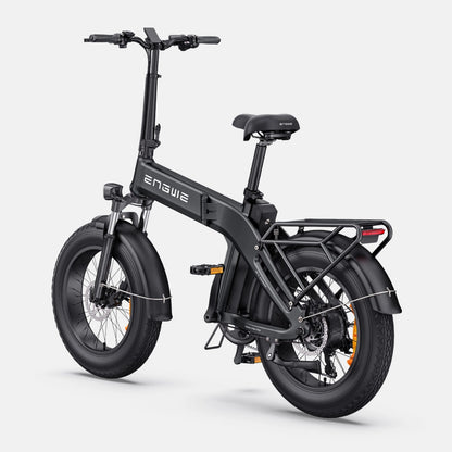 Izdelek na sliki je električno kolo znamke Engwe, model EP-2 3.0 Boost. Na sliki je vidno moderno in kompaktno električno kolo s širokimi pnevmatikami, robustnim okvirjem in prtljažnikom na zadnjem delu, kar nakazuje na njegovo praktičnost in udobje pri vožnji. Kolo ima tudi nastavljiv sedež in krmilo, kar omogoča prilagoditev različnim uporabnikom.