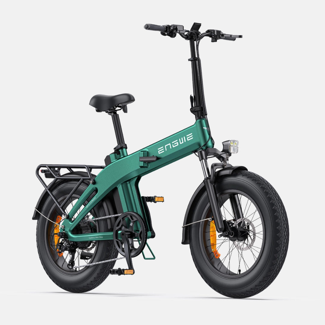 Izdelek na sliki je električno kolo, znamke Engwe, model EP-2 3.0 Boost. Na sliki je prikazano kompaktno električno kolo z debelimi pnevmatikami, ergonomskim sedežem in robustnim okvirjem, ki vključuje tudi nosilec za prtljago. Kolo ima tudi sprednje luči za boljšo vidljivost.