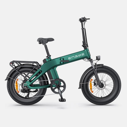 Izdelek na sliki je električno kolo znamke Engwe, model EP-2 3.0 Boost. Kolo ima kompaktno zasnovo s širokimi pnevmatikami in robustnim okvirjem, kar ga naredi primerno za mestno vožnjo. Na sliki so vidni tudi dodatki, kot so nosilec za prtljago in prednja luč.