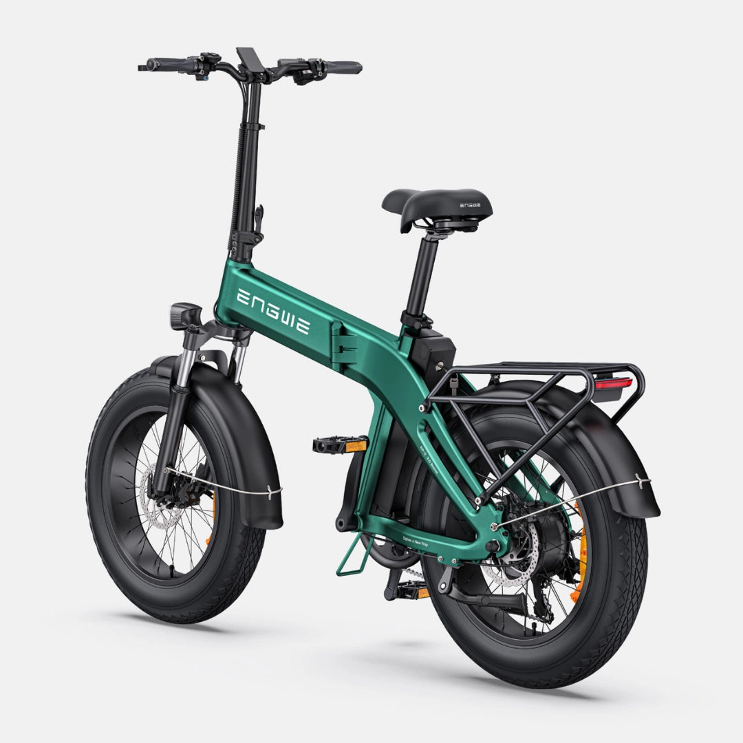 Izdelek na sliki je električno kolo, znamke Engwe, model EP-2 3.0 Boost. Na sliki je prikazano kolo z robustnimi širokimi pnevmatikami, ergonomskim sedežem in sodobnim okvirjem v zeleni barvi, ki vključuje tudi nosilec za prtljago na zadnjem delu.