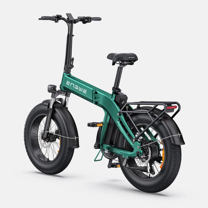 Izdelek na sliki je električno kolo, znamke Engwe, model EP-2 3.0 Boost. Na sliki je prikazano kolo z robustnimi širokimi pnevmatikami, ergonomskim sedežem in sodobnim okvirjem v zeleni barvi, ki vključuje tudi nosilec za prtljago na zadnjem delu.