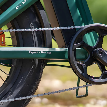 Izdelek je električno kolo, znamka je Engwe, model pa EP-2 3.0 Boost. Na sliki je vidna veriga in zadnje kolo kolesa, ki ima široko pnevmatiko, ter del okvirja, na katerem je napisan slogan "Explore a New Way".