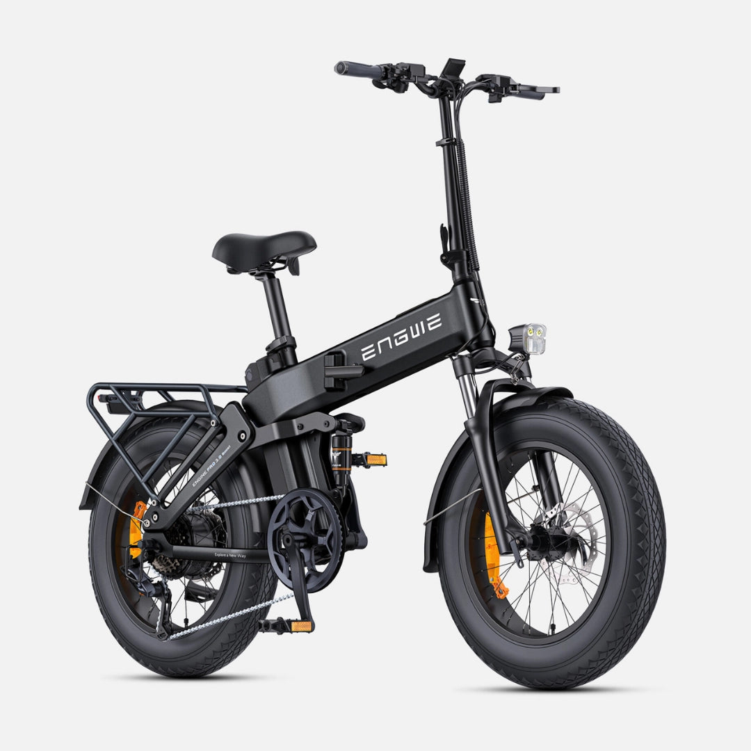 Na sliki je električno kolo znamke Engwe, model Engine Pro 3.0 Boost. Kolo ima kompaktno zasnovo s širokimi pnevmatikami, kar omogoča boljšo stabilnost. Vidni so tudi nosilec za prtljago in prednja lučka, kar dodatno povečuje funkcionalnost in varnost pri vožnji.