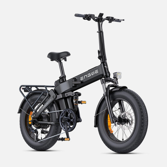 Na sliki je električno kolo znamke Engwe, model Engine Pro 3.0 Boost. Kolo ima kompaktno zasnovo s širokimi pnevmatikami, kar omogoča boljšo stabilnost. Vidni so tudi nosilec za prtljago in prednja lučka, kar dodatno povečuje funkcionalnost in varnost pri vožnji.