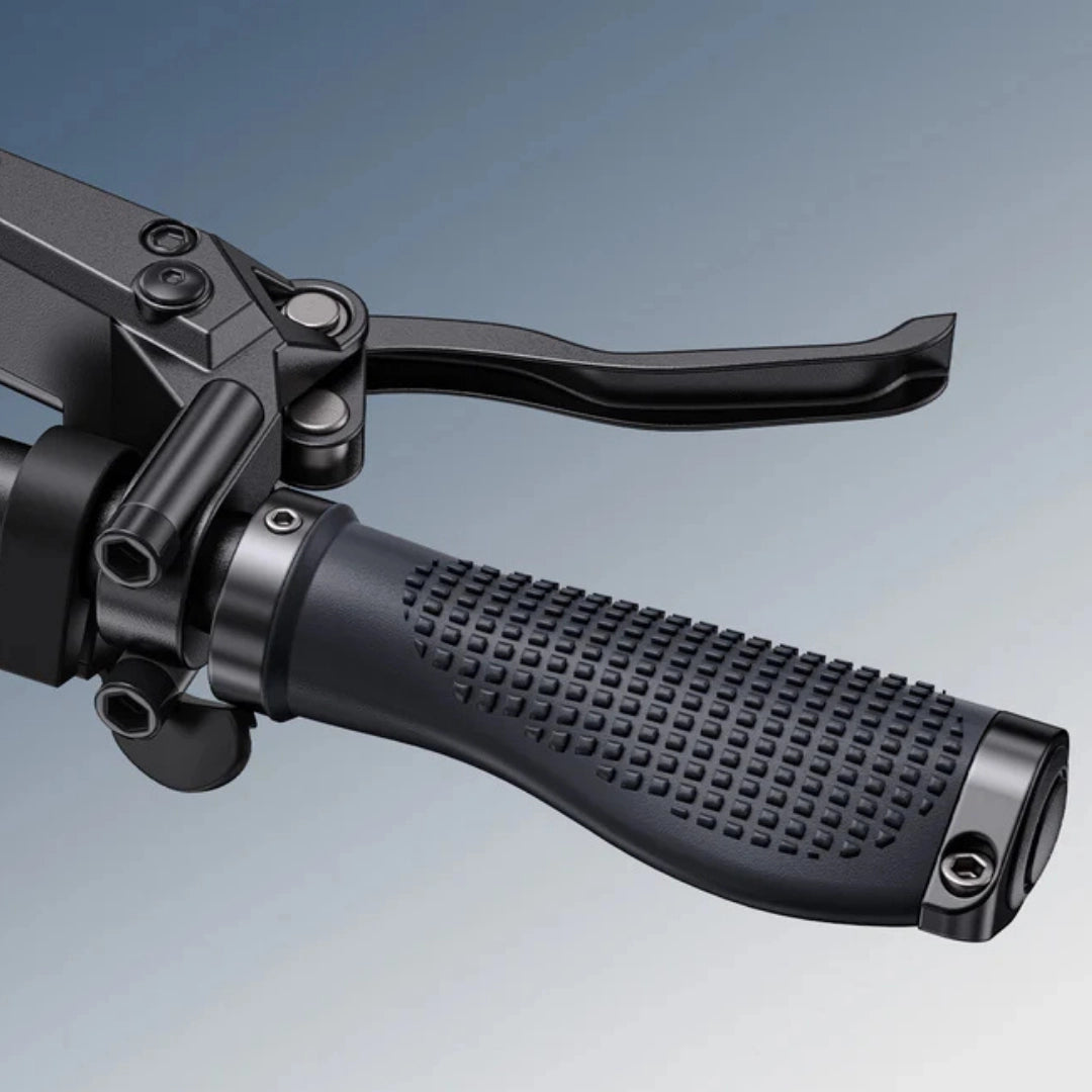 Izdelek je električno kolo, model Engwe Engine Pro 3.0 Boost. Na sliki je prikazan del krmila, ki vključuje ročico za zaviranje in gumirano držalo, ki omogoča udoben oprijem. Oblika in materiali kažejo na robustno zasnovo, primerne za aktivno uporabo.