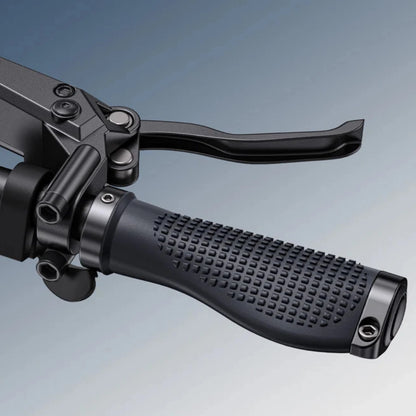 Izdelek je električno kolo, model Engwe Engine Pro 3.0 Boost. Na sliki je prikazan del krmila, ki vključuje ročico za zaviranje in gumirano držalo, ki omogoča udoben oprijem. Oblika in materiali kažejo na robustno zasnovo, primerne za aktivno uporabo.