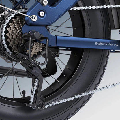 Izdelek je električno kolo, znamke Engwe, model Engine Pro 3.0 Boost. Na sliki je prikazan del zadnjega kolesa, vključno s sistemom za prestavljanje, verigo in zobnikom, kar nakazuje na robustno konstrukcijo, primerno za različne terene. Barva okvirja je modra, kar doda estetski pridih.