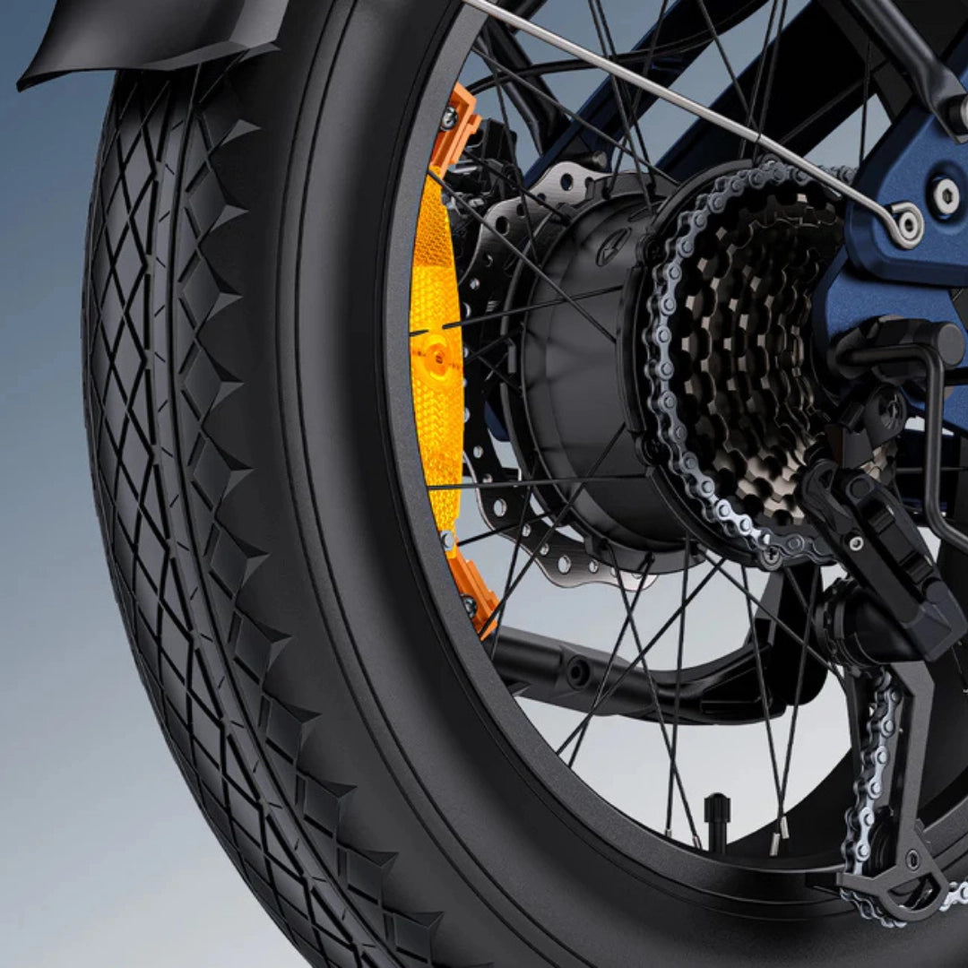 Izdelek na sliki je električno kolo, model Engwe Engine Pro 3.0 Boost. Na sliki je prikazan zadnji del kolesa, kjer so vidni pnevmatik, zavorni sistem in motor, ki je integriran v zadnje kolo. Poudarjena je tudi zasnova zavornih komponent in verige, kar nakazuje na robustno konstrukcijo kolesa.