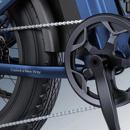 Izdelek je električno kolo, model Engwe Engine Pro 3.0 Boost. Na sliki je vidna veriga, pedal in del okvirja kolesa, ki je v modri barvi. Kolo je zasnovano za udobno vožnjo in raziskovanje novih poti.