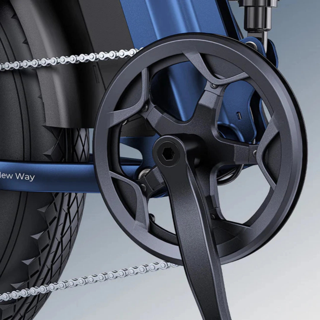 Izdelek na sliki je električno kolo, model Engwe Engine Pro 3.0 Boost. Vidna je pogonska enota s pedalom in verigo, ki je del sistema za prenos moči. Kolo ima robustno zasnovo, kar nakazuje na njegovo zmogljivost in trajnost.