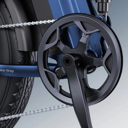 Izdelek na sliki je električno kolo, model Engwe Engine Pro 3.0 Boost. Vidna je pogonska enota s pedalom in verigo, ki je del sistema za prenos moči. Kolo ima robustno zasnovo, kar nakazuje na njegovo zmogljivost in trajnost.