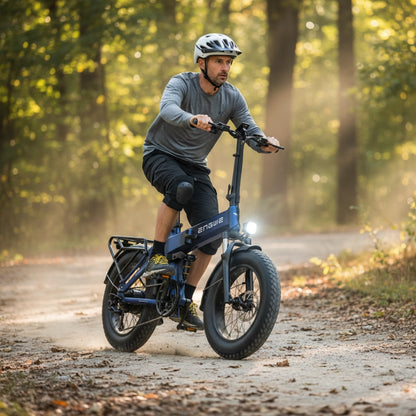 Na sliki je električno kolo, znamke Engwe, model Engine Pro 3.0 Boost. Kolo je opremljeno s širokimi pnevmatikami in ima močno zasnovo, kar omogoča vožnjo po različnih terenih. Na sliki je moški, ki vozi kolo po gozdni poti, oblečen v športno opremo in čelado za zaščito.