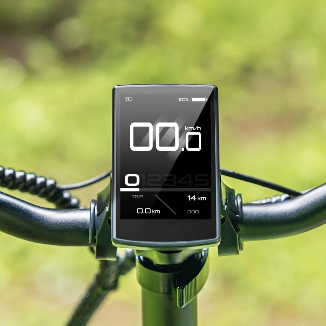 Izdelek je električno kolo, znamke Engwe, model Engine Pro 3.0 Boost. Na sliki je prikazan digitalni zaslon, nameščen na krmilu, ki prikazuje hitrost, prevožene kilometre in stanje baterije, s zelenim ozadjem narave v ozadju.