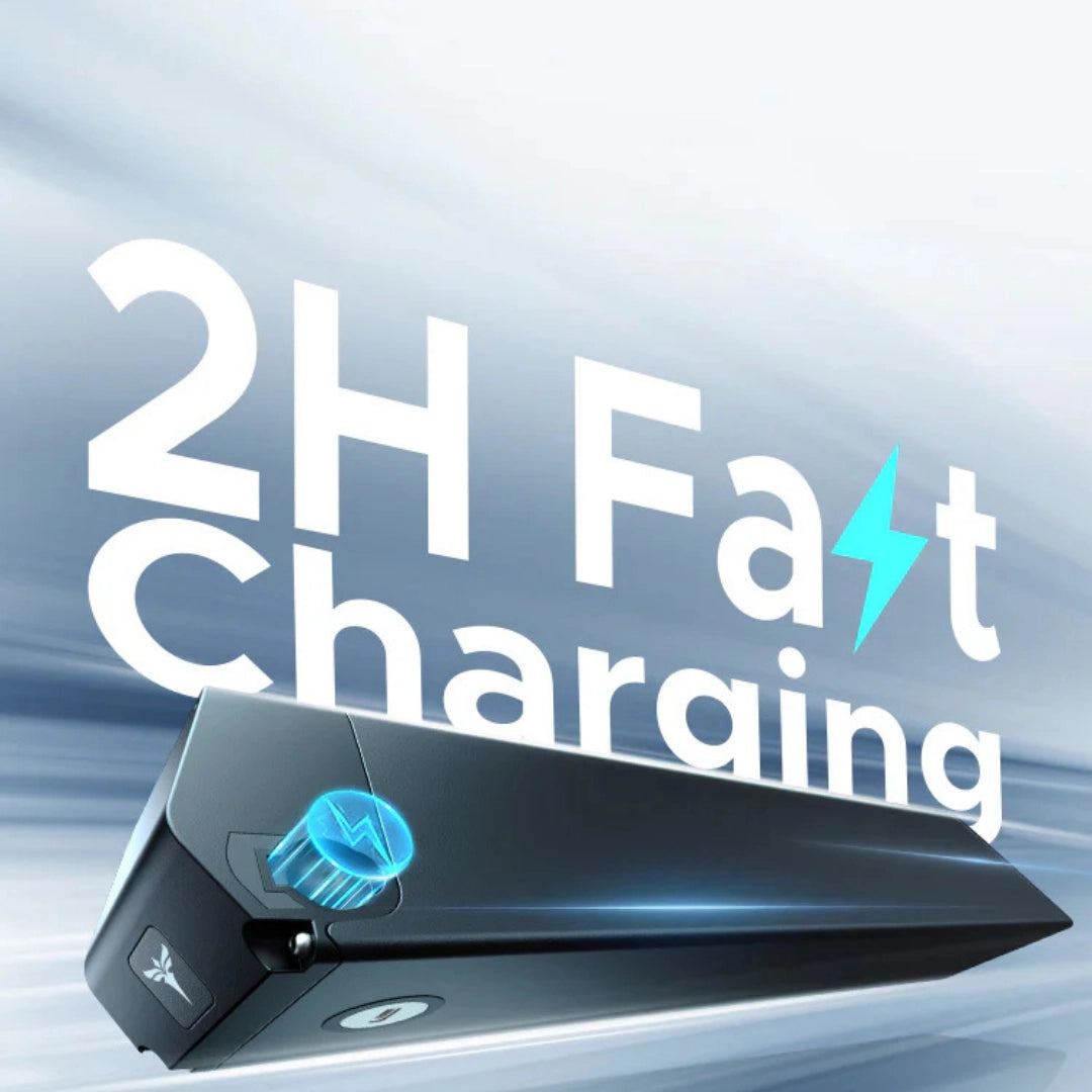 Izdelek je električno kolo, model Engwe Engine Pro 3.0 Boost. Na sliki je prikazana baterija, ki ima oznako "2H Fast Charging", kar pomeni, da se lahko hitro napolni v dveh urah. Baterija ima sodoben dizajn in simbol, ki nakazuje na hitro polnjenje.