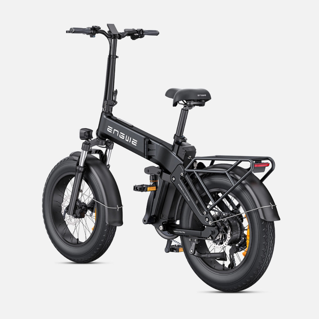 Izdelek na sliki je električno kolo, znamke Engwe, model Engine Pro 3.0 Boost. Na sliki je vidna moderna zasnova kolesa, ki vključuje široka kolesa, robusten okvir in udobno sedežno mesto. Kolo ima tudi prtljažnik na zadnjem delu, kar omogoča dodatno prenašanje tovora.