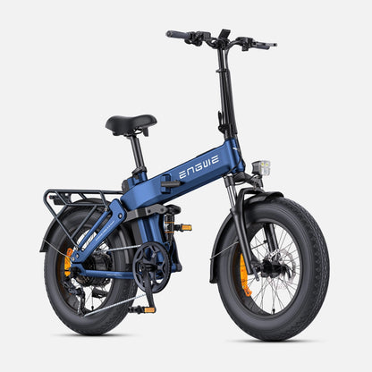 Izdelek na sliki je električno kolo, znamke Engwe, model Engine Pro 3.0 Boost. Kolo ima kompaktno zasnovo z debelimi pnevmatikami, kar omogoča udobno vožnjo po različnih površinah. Opremljeno je z nosilcem na zadnjem delu, kar omogoča prevoz dodatne prtljage, in ima tudi prednjo luč za boljšo vidljivost.