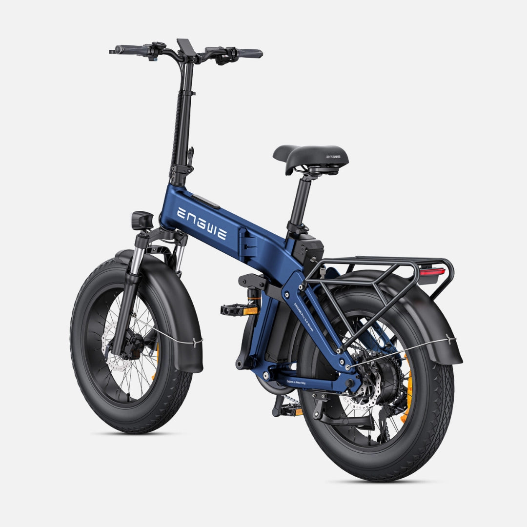 Izdelek na sliki je električno kolo, znamke Engwe, model Engine Pro 3.0 Boost. Na sliki je vidna robustna konstrukcija kolesa, široka kolesa, prilagodljiv sedež in nosilec na zadnjem delu, kar nakazuje na njegovo uporabnost za mestno vožnjo in daljše razdalje. Kolo je v modri barvi, kar mu daje sodoben videz.