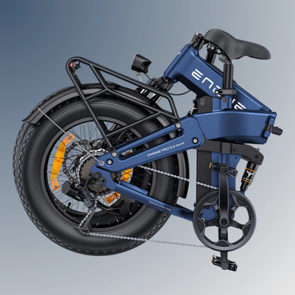 Izdelek je električno kolo, znamke Engwe, model Engine Pro 3.0 Boost. Na sliki je prikazano zloženo električno kolo, ki ima široke pnevmatike in robustno konstrukcijo. Vidni so tudi deli kolesa, kot so veriga, menjalnik in okvir v modri barvi, kar poudarja njegovo kompaktnost in prenosljivost.