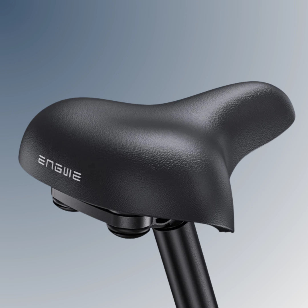 Na sliki je vidna sedežna blazina električnega kolesa Engwe Engine Pro 3.0 Boost. Sedež je črne barve in ima ergonomsko obliko, kar omogoča udobno vožnjo. Znamka Engwe je znana po svojih električnih kolesih, ki združujejo zmogljivost in udobje.