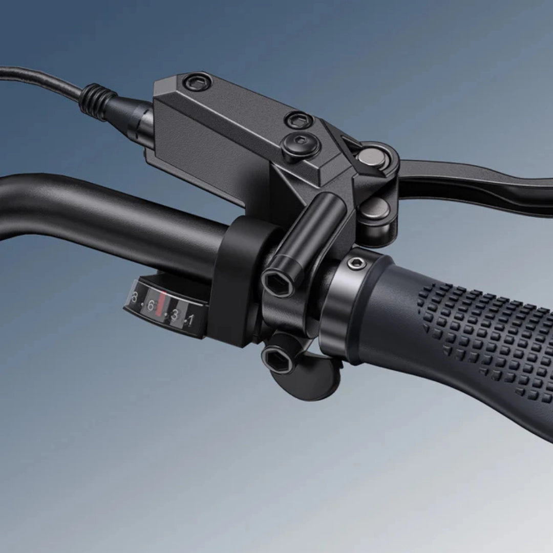 Izdelek je električno kolo, model Engwe Engine Pro 3.0 Boost. Na sliki je prikazano krmilo, ki vključuje ročico za zaviranje, gumirano držalo in nastavitve za različne načine vožnje. Barve so temne, material pa deluje robustno in sodobno.