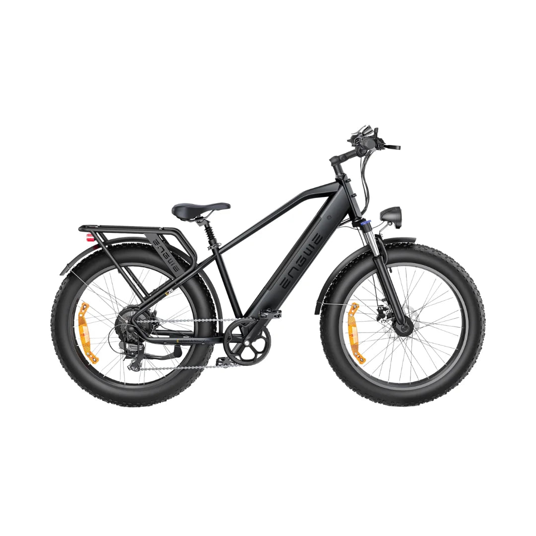 Izdelek na sliki je električno kolo znamke Engwe, model E26. Kolo ima robustno zasnovo s širokimi pnevmatikami, kar omogoča udobno vožnjo po različnih terenih. Vidni so tudi elementi, kot so vzmetna vilica, zadnji prtljažnik in disk zavore, kar prispeva k njegovi funkcionalnosti in zmogljivosti. Barva kolesa je črna, kar mu daje sodoben videz.