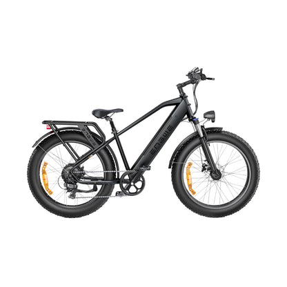 Izdelek na sliki je električno kolo znamke Engwe, model E26. Kolo ima robustno zasnovo s širokimi pnevmatikami, kar omogoča udobno vožnjo po različnih terenih. Vidni so tudi elementi, kot so vzmetna vilica, zadnji prtljažnik in disk zavore, kar prispeva k njegovi funkcionalnosti in zmogljivosti. Barva kolesa je črna, kar mu daje sodoben videz.