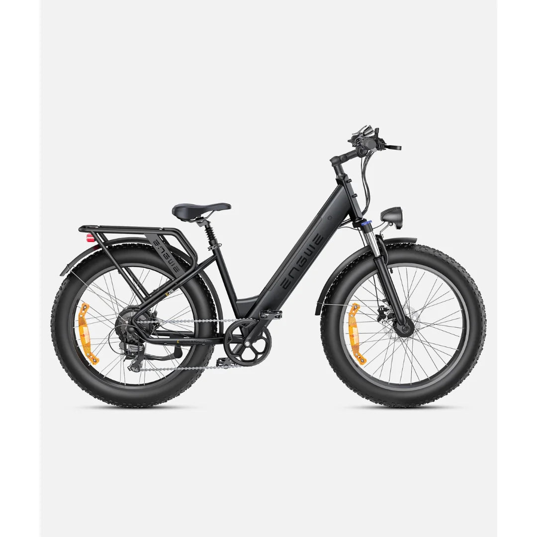 Izdelek na sliki je električno kolo znamke Engwe, model E26. Kolo ima robustno zasnovo, široke pnevmatike in udoben sedež, kar omogoča enostavno vožnjo po različnih terenih. Vidni so tudi elementi, kot so zadnji prtljažnik in krmilo, kar kaže na njegovo funkcionalnost in praktičnost. Celotna zasnova je minimalistična in moderna, prevladuje črna barva.