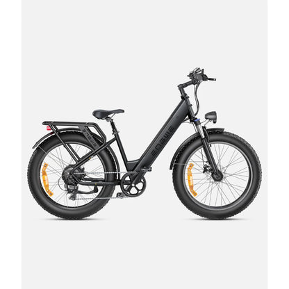 Izdelek na sliki je električno kolo znamke Engwe, model E26. Kolo ima robustno zasnovo, široke pnevmatike in udoben sedež, kar omogoča enostavno vožnjo po različnih terenih. Vidni so tudi elementi, kot so zadnji prtljažnik in krmilo, kar kaže na njegovo funkcionalnost in praktičnost. Celotna zasnova je minimalistična in moderna, prevladuje črna barva.