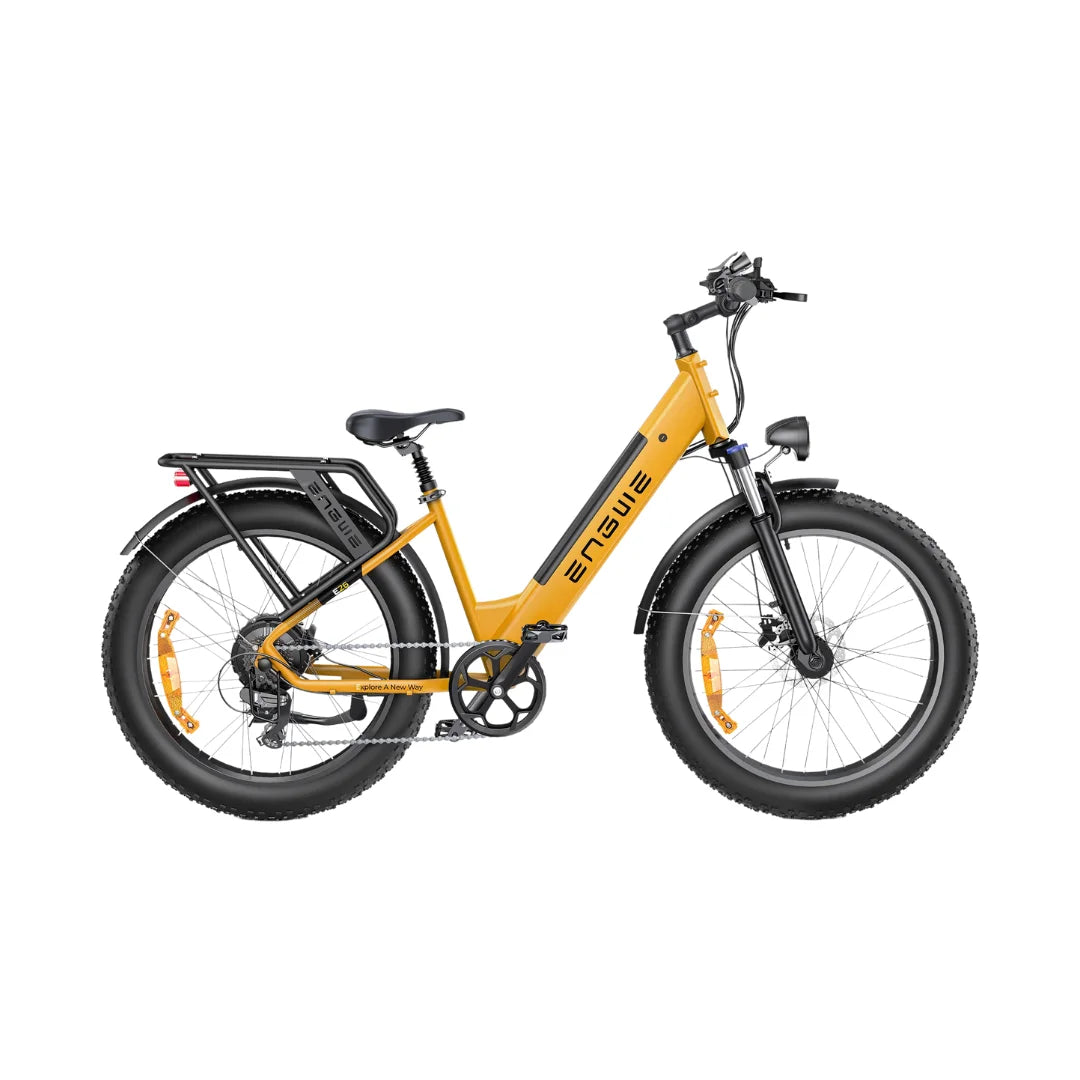 Izdelek na sliki je električno kolo znamke Engwe, model E26. Kolo ima robustno zasnovo z debelimi pnevmatikami, kar omogoča vožnjo po različnih terenih. Vidna je tudi zadnja prtljažna mreža, kar omogoča prevoz dodatne opreme. Barva kolesa je svetlo rumena, kar mu daje sodoben in privlačen videz.