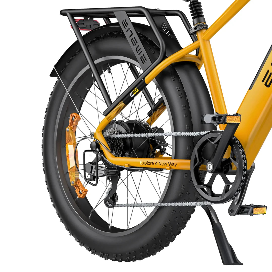 Izdelek na sliki je električno kolo znamke Engwe, model E26. Na sliki je vidna zadnja stran kolesa, ki ima široko pnevmatiko, robusten okvir v rumeni barvi ter nosilec za prtljago. Kolo je zasnovano za udobno vožnjo po različnih terenih.