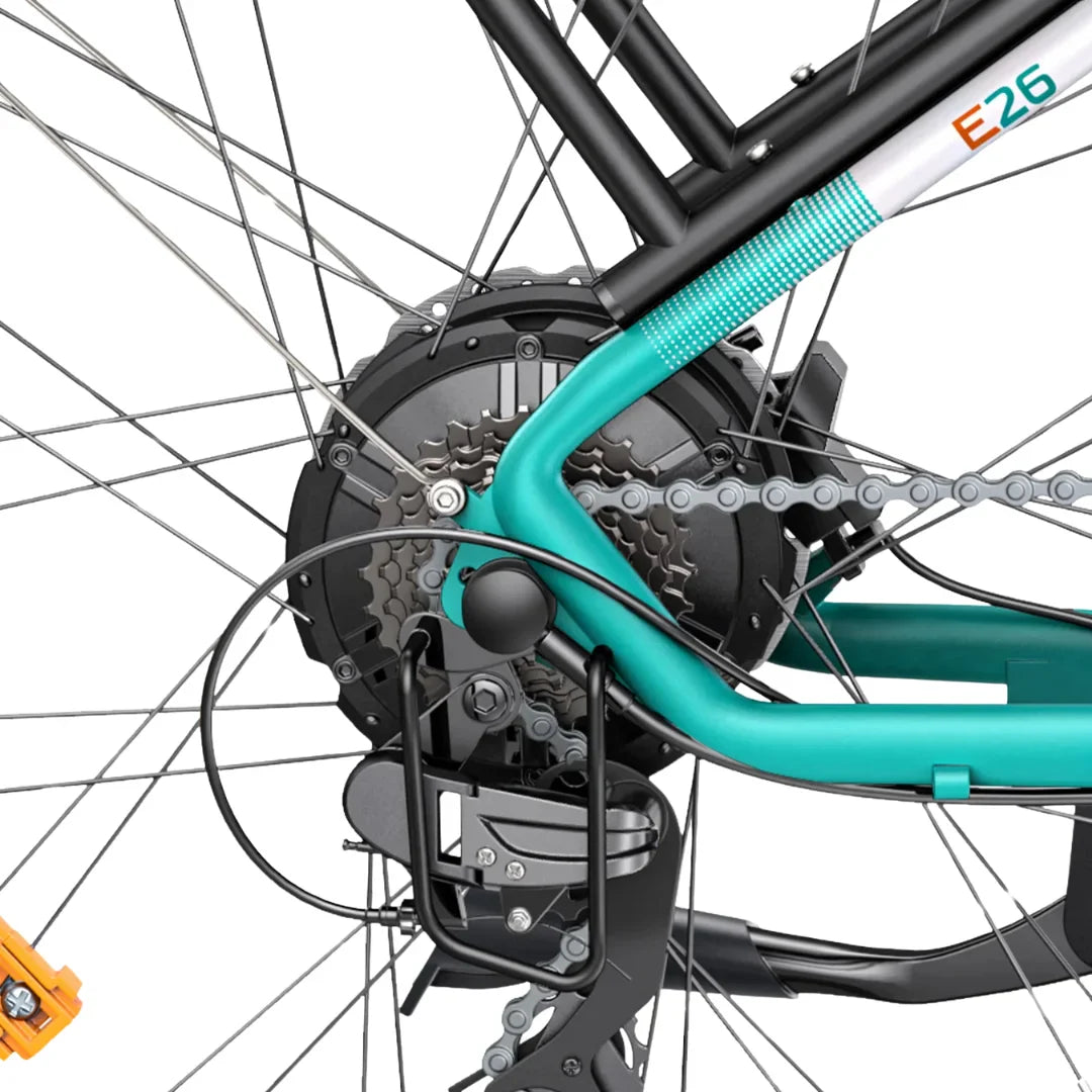 Na sliki je električno kolo znamke Engwe, model E26. Prikazana je zadnja stran kolesa, kjer je vidna električna motorna enota, prestavna kaseta in del okvirja kolesa. Barvna kombinacija vključuje turkizno in črno, kar daje kolesu sodoben videz.