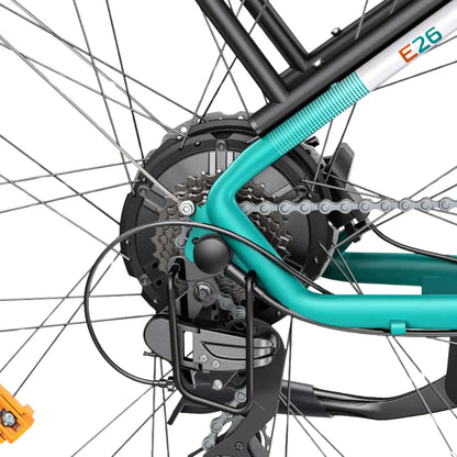 Na sliki je električno kolo znamke Engwe, model E26. Prikazana je zadnja stran kolesa, kjer je vidna električna motorna enota, prestavna kaseta in del okvirja kolesa. Barvna kombinacija vključuje turkizno in črno, kar daje kolesu sodoben videz.