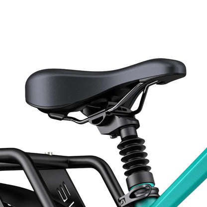 Izdelek je električno kolo, znamka je Engwe, model pa E26. Na sliki je prikazano sedežno mesto kolesa z udobnim sedežem in vzmetenjem, kar omogoča boljšo udobnost med vožnjo. Vidna je tudi del kolesa, ki vključuje okvir in vzmetni sistem, kar prispeva k stabilnosti in udobju.