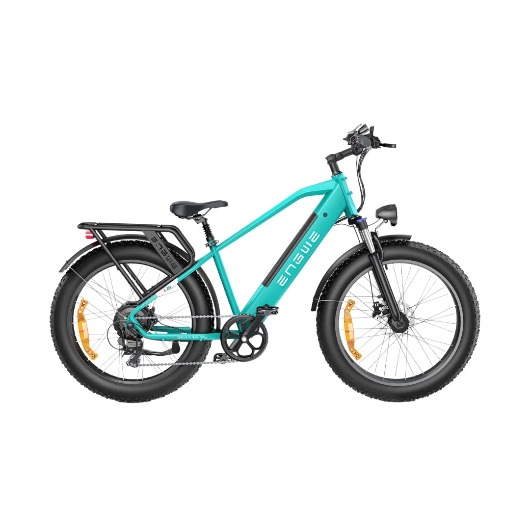 Izdelek na sliki je električno kolo znamke Engwe, model E26. Kolo ima robustno konstrukcijo, široke pnevmatike, kar omogoča vožnjo po različnih terenih. Vidna je tudi zadnja prtljažna mreža in udobno sedežno mesto, kar prispeva k njegovi funkcionalnosti in udobju med vožnjo. Barva okvirja je svetlo modra, kar daje kolesu sodoben in privlačen videz.