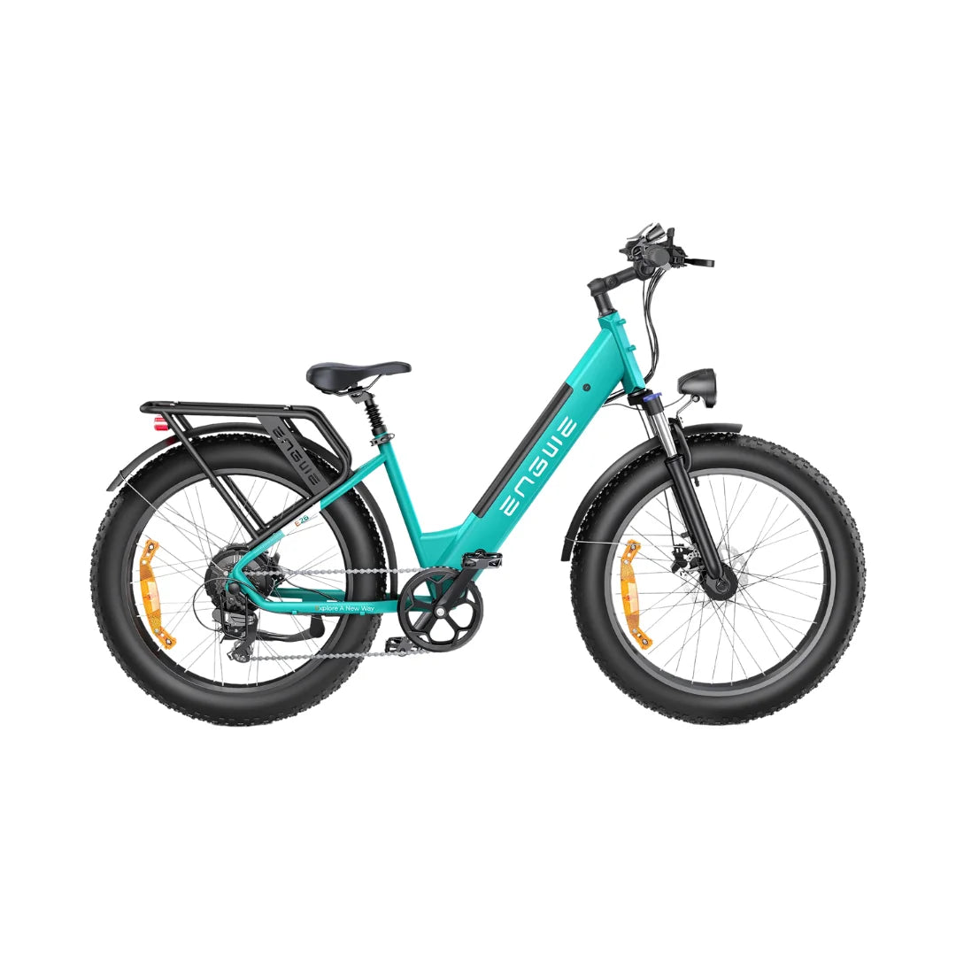 Na sliki je električno kolo model Engwe E26. Ima široke pnevmatike, kar omogoča boljšo stabilnost in udobje pri vožnji po različnih terenih. Kolo je opremljeno z nosilcem za prtljago in ima moderno obliko v svetli modri barvi. Vidni so tudi krmilo in sedež, kar nakazuje na udobno vožnjo.