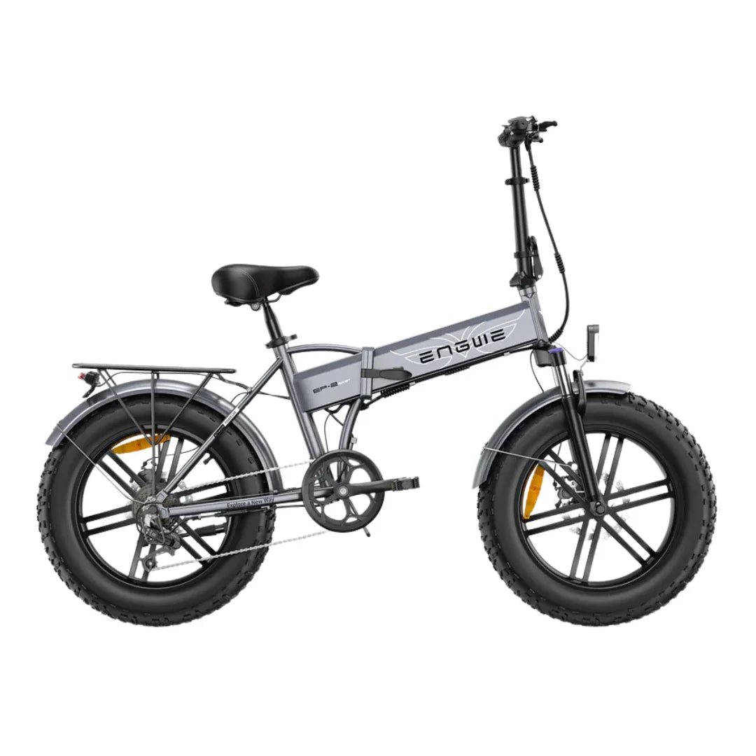 Izdelek je električno kolo, znamke Engwe, model EP-2 Boost. Na sliki je vidno kolo s širokimi pnevmatikami, kar omogoča boljšo stabilnost in udobje pri vožnji po različnih terenih. Kolo ima tudi sedež in nosilec za prtljago na zadnjem delu. Barva okvirja je srebrna, kar mu daje sodoben videz.