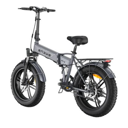 Izdelek na sliki je električno kolo, znamke Engwe, model EP-2 Boost. Kolo ima robustno zasnovo s širokimi pnevmatikami, kar omogoča vožnjo po različnih terenih. Vidna je tudi sedežna in krmilo, ki sta prilagodljiva, ter zadnji nosilec, kar povečuje njegovo funkcionalnost.