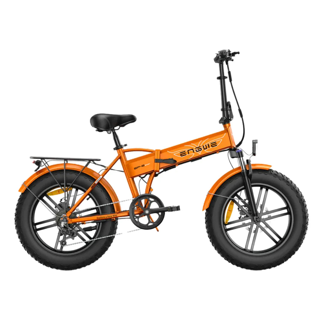 Izdelek je električno kolo, znamke Engwe, model EP-2 Boost. Na sliki je vidno kolo svetle oranžne barve z debelimi pnevmatikami, kar omogoča vožnjo po različnih terenih. Ima udoben sedež in nosilec za prtljago na zadnjem delu. Kolo je zasnovano za enostavno vožnjo in praktičnost.