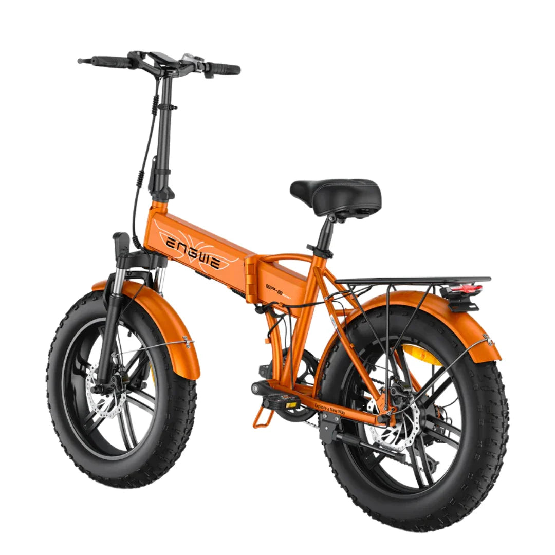Izdelek je električno kolo, znamke Engwe, model EP-2 Boost. Na sliki je vidno kolo svetlo oranžne barve s širokimi pnevmatikami, kar omogoča boljšo stabilnost in udobje pri vožnji. Ima tudi udobno sedežno mesto in nosilec za dodatno prtljago. Kolo je zasnovano za različne terene in ponuja praktičnost ter funkcionalnost.