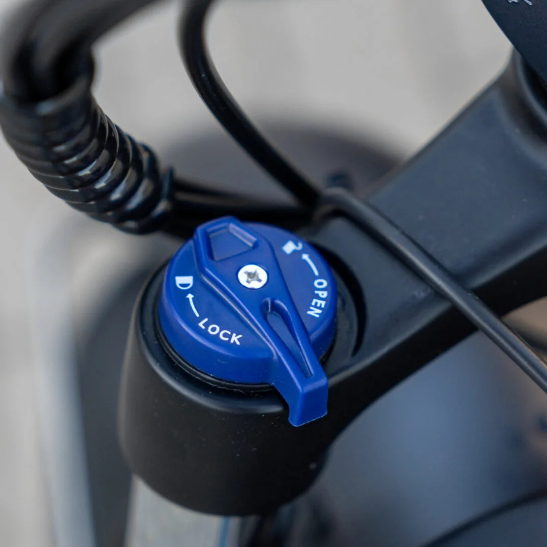 Od blizu prikazano krmilno stikalo na električnem kolesu Engwe Engine Pro 2.0.