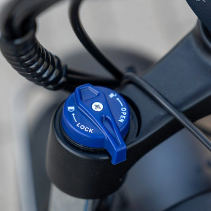 Od blizu prikazano krmilno stikalo na električnem kolesu Engwe Engine Pro 2.0.