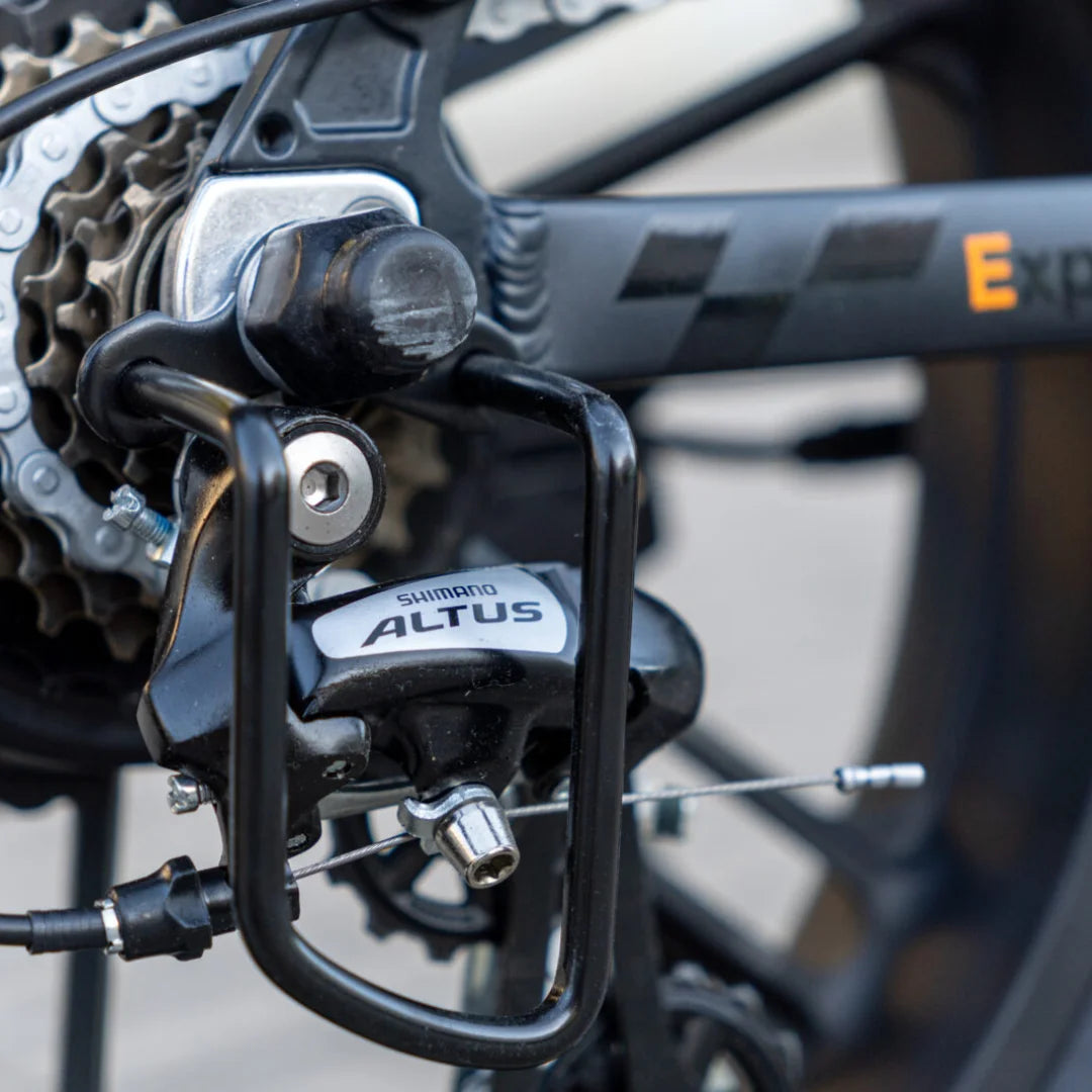Od blizu posnet Shimano Altus menjalnik na električnem kolesu Engwe Engine Pro 2.0.