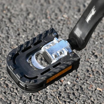 Od blizu posnet pedal na električnem kolesu Engwe Engine X, postavljen na teksturirano asfaltno površino.