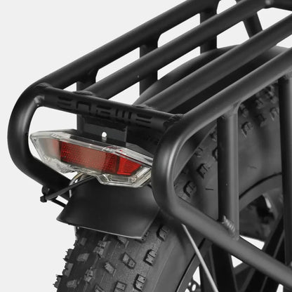 Od blizu prikazan zadnji prtljažnik in zadnja luč električnega kolesa Engwe Engine X.