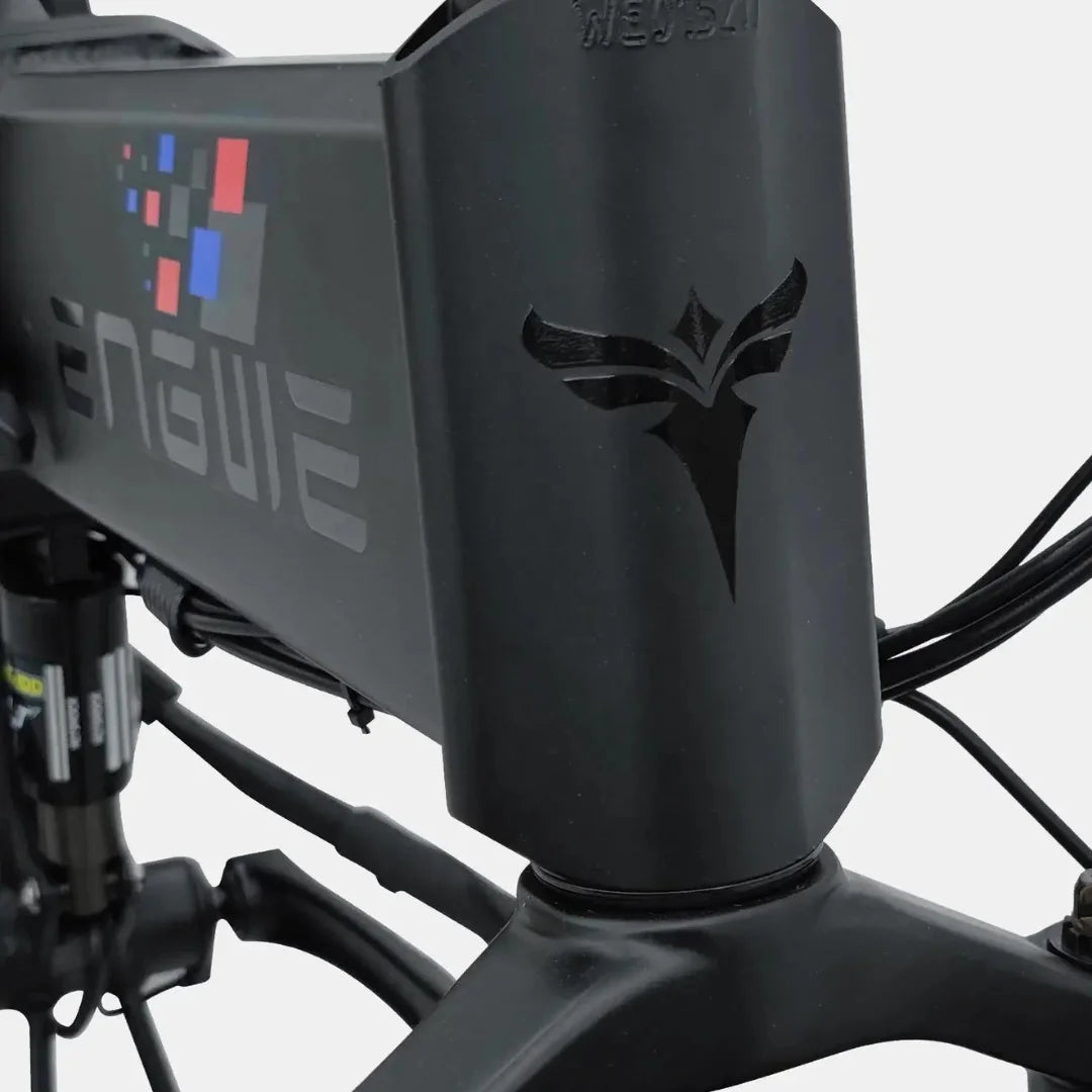 Posnetek od blizu okvirja električnega kolesa Engwe Engine X, ki prikazuje njegovo elegantno obliko in logotip.