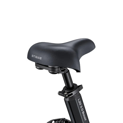 Izdelek na sliki je električno kolo znamke Engwe, model L20 3.0 Boost. Na sliki je vidna sedežna enota, ki je ergonomsko oblikovana in ima črno barvo. Sedež je nameščen na nastavljivem nosilcu, kar omogoča prilagoditev višine za udobno vožnjo.