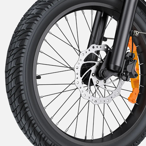 Izdelek je električno kolo znamke Engwe, model L20 3.0 Boost. Na sliki je prikazan sprednji del kolesa, ki vključuje robustno pnevmatiko, platišče in disk zavora. Vidna je tudi vilica, ki podpira kolo, kar nakazuje na stabilno in zanesljivo zasnovo.