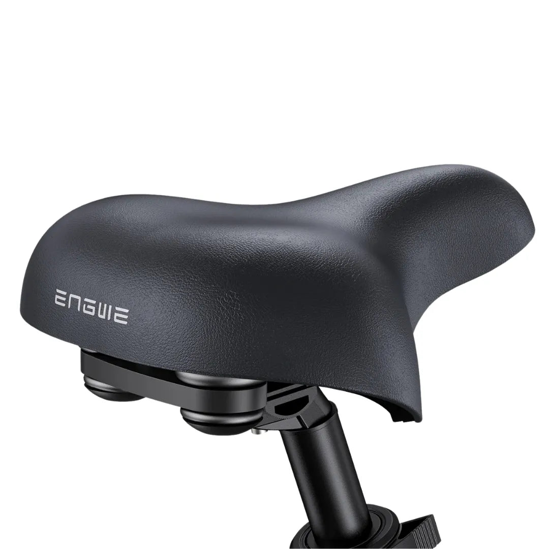 Izdelek je električno kolo znamke Engwe, model L20 3.0 Boost. Na sliki je prikazana sedežna blazina kolesa, ki je oblikovana za udobno sedenje. Sedež ima črno barvo in je zasnovan z amortizacijo, kar pripomore k boljši izkušnji med vožnjo.